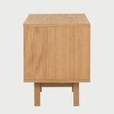 Vista posterior del buró Evo en acabado encino, exhibiendo un panel de respaldo sólido que complementa la construcción robusta del mueble.