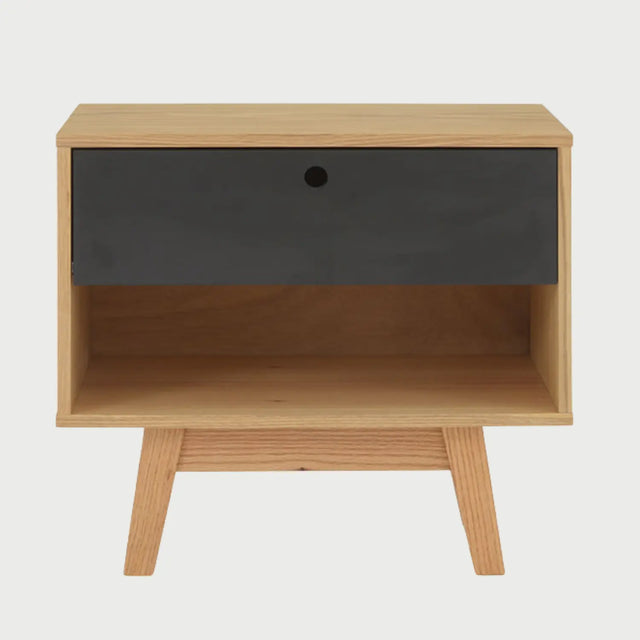 Vista frontal del buró Evo en acabado negro mate, que cuenta con un cajón superior con tirador circular tipo uñero y un nicho de almacenamiento abierto en la parte inferior sobre patas inclinadas.