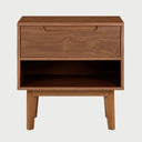 Vista frontal del buró Talitha en acabado café nogal, resaltando la veta natural de la madera y su diseño práctico de almacenamiento dual con cajón y entrepaño.