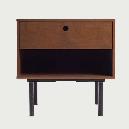 Vista frontal del buró Tijuana en acabado madera café, destacando el contraste entre el cuerpo oscuro, el uñero circular negro y la base metálica inferior.