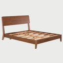 Vista de la estructura interna de la cama Akari, mostrando un somier de láminas de madera clara que descansan sobre el bastidor de nogal, diseñado para proporcionar un soporte firme y ventilación al colchón.
