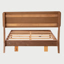 Vista de perfil de la cama Akari; resalta la silueta delgada de la cabecera de madera y la continuidad del acabado nogal café en los largueros laterales, manteniendo una estética minimalista y limpia.