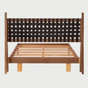 Vista posterior de la cama Ami; muestra el reverso de la estructura de madera en acabado nogal y el detalle del ajuste de los cinchos de piel café, resaltando la calidad de la construcción artesanal.