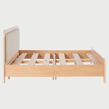 Vista de la estructura interna de la cama Iki; muestra un somier de láminas de madera natural dispuestas horizontalmente, diseñado para proporcionar un soporte robusto y ventilación óptima para un colchón de dimensiones King Size.