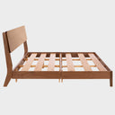 Vista lateral de la cama Akari GAIA king size mostrando la estructura de madera en nogal