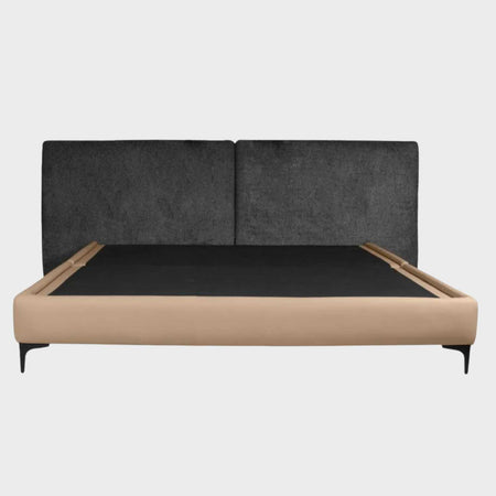 Cama king size Blake GAIA con cabecera tapizada en tono oscuro y base de diseño contemporáneo