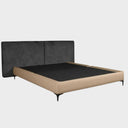 Vista en ángulo de la cama Blake GAIA king size con base y cabecera tapizadas