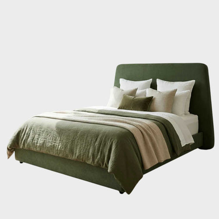 Cama king size Eugenia GAIA integrada en recámara con ropa de cama en tonos neutros