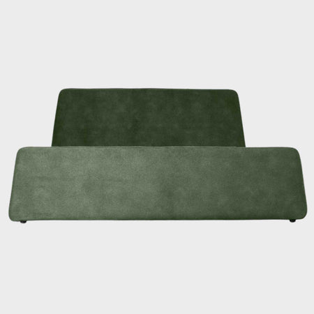 Cama king size Eugenia GAIA tapizada en color verde con cabecera y base de líneas suaves