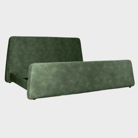 Vista lateral de la cama king size Eugenia GAIA mostrando su estructura tapizada en verde