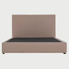 Vista frontal de la cama King Size Raquel en color beige; el tono neutro y cálido del tapizado acentúa la escala del mueble y su estética contemporánea de líneas rectas.