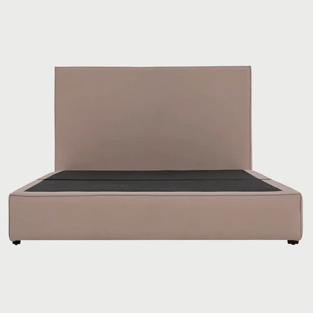 Vista frontal de la cama King Size Raquel en color beige; el tono neutro y cálido del tapizado acentúa la escala del mueble y su estética contemporánea de líneas rectas.