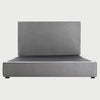 Vista frontal de la cama King Size Raquel en color gris; este tono medio versátil suaviza la geometría de la pieza, facilitando su integración en diversos estilos de decoración interior.