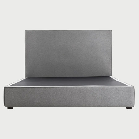 Vista frontal de la cama King Size Raquel en color gris; este tono medio versátil suaviza la geometría de la pieza, facilitando su integración en diversos estilos de decoración interior.