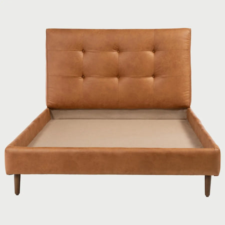 Vista frontal de la cama matrimonial Landero; destaca una cabecera alta y acolchada tapizada en piel sintética color café claro con un elegante diseño de capitonado de puntos.