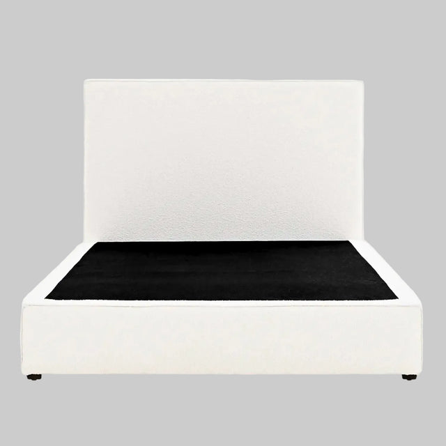 Vista frontal de la cama matrimonial Raquel en color blanco; su acabado monocromático y luminoso acentúa la estética minimalista de la pieza, ideal para dormitorios contemporáneos amplios.