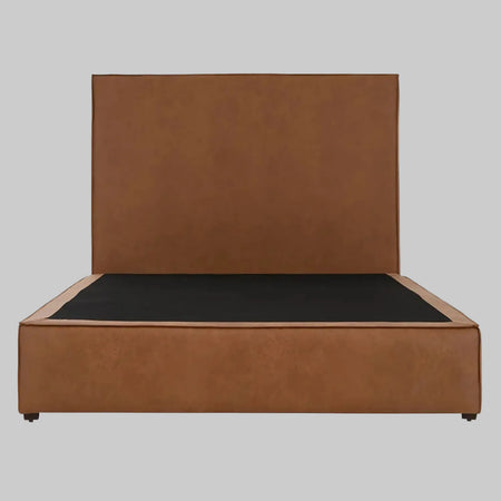 Vista frontal de la cama matrimonial Raquel en color café; el tono chocolate del tapizado añade una presencia sobria y elegante, resaltando la textura de la tela en la cabecera de gran formato.