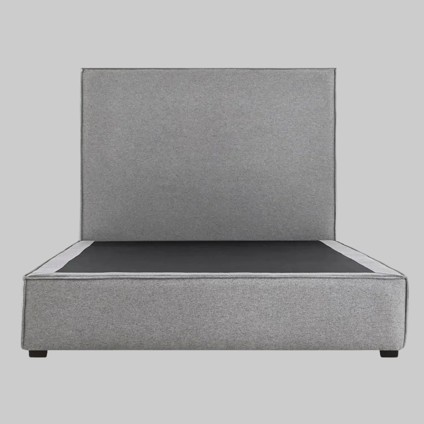 Vista frontal de la cama matrimonial Raquel en color gris claro; este tono neutro y suave suaviza la escala del mueble, integrándose fácilmente en decoraciones de estilo nórdico o moderno.