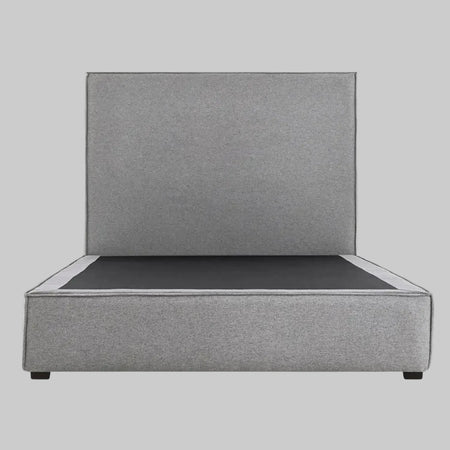 Vista frontal de la cama matrimonial Raquel en color gris claro; este tono neutro y suave suaviza la escala del mueble, integrándose fácilmente en decoraciones de estilo nórdico o moderno.