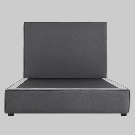 Vista frontal de la cama matrimonial Raquel en color gris obscuro; el acabado carbón proyecta una estética arquitectónica fuerte, convirtiendo a la cama en el punto focal principal del espacio.