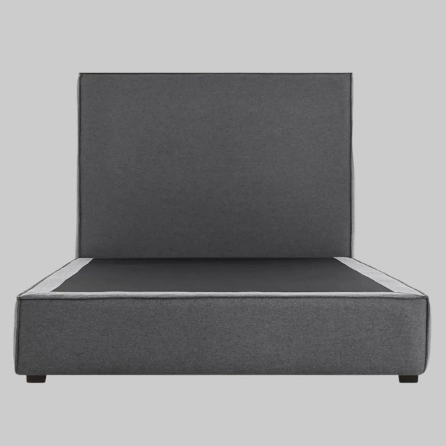 Vista frontal de la cama matrimonial Raquel en color gris obscuro; el acabado carbón proyecta una estética arquitectónica fuerte, convirtiendo a la cama en el punto focal principal del espacio.