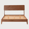 Vista frontal de la cama Queen Size Akari; presenta una estructura de madera con acabado nogal color café que incluye una cabecera rectangular de bordes redondeados y una base de perfil bajo con patas angulares sutiles.