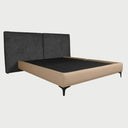 Detalle de la base de la cama Blake donde se observan las patas metálicas de diseño angular en color negro, las cuales elevan sutilmente la estructura del suelo aportando un toque industrial y ligereza visual.