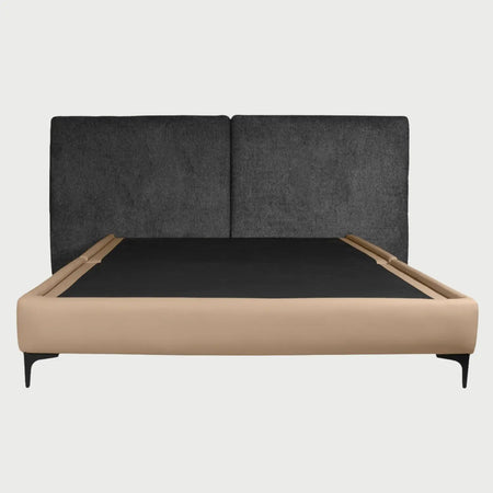 Vista frontal de la cama Queen Size Blake; presenta una cabecera alta dividida en dos paneles acolchados de color gris oscuro, que contrasta con una base de perfil bajo tapizada en un tono beige arena, creando un diseño bitono sofisticado.
