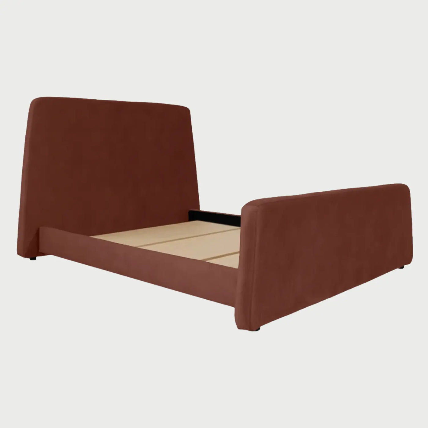 Vista frontal de la cama Queen Size Eugenia; destaca por su diseño de bordes redondeados y voluminosos, totalmente tapizada en tela de color naranja vibrante, con una cabecera de perfil suave y acolchado.