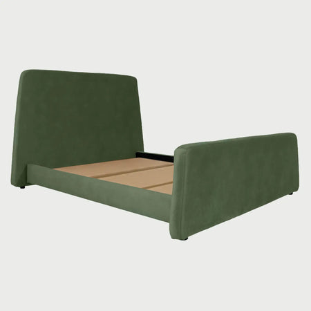 Vista frontal de la cama Queen Size Eugenia en color verde; el tapizado en tono bosque resalta la silueta orgánica y acogedora del mueble, con un marco perimetral grueso que envuelve el área del colchón.