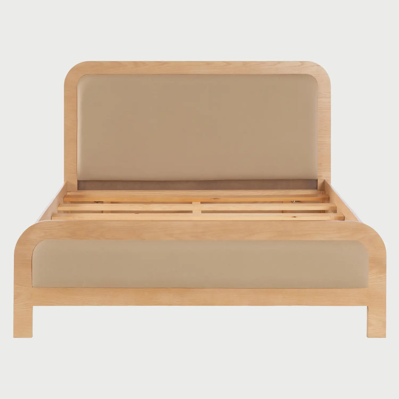 Vista frontal de la cama Queen Size Iki; presenta una estructura robusta de madera clara con esquinas redondeadas y paneles acolchados en color beige tanto en la cabecera como en el pie de cama, ofreciendo una estética orgánica y serena.