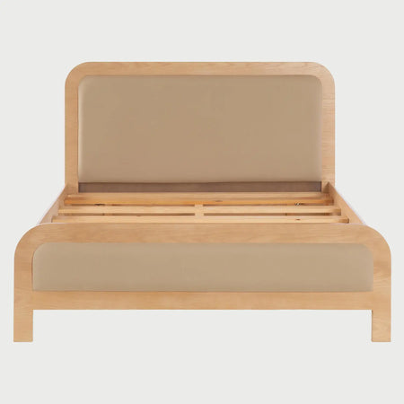 Vista frontal de la cama Queen Size Iki; presenta una estructura robusta de madera clara con esquinas redondeadas y paneles acolchados en color beige tanto en la cabecera como en el pie de cama, ofreciendo una estética orgánica y serena.