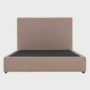 Vista frontal de la cama Raquel en color beige; el tapizado en tono crema resalta la simplicidad de la cabecera y aporta una sensación de amplitud y calidez natural a la recámara.