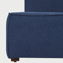 Vista posterior de la cama Raquel; muestra el acabado integral del tapizado azul en el reverso de la cabecera, permitiendo que el mueble luzca impecable desde cualquier ángulo de la habitación.