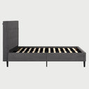 Vista de la estructura de la cama Volpi donde se observa el marco perimetral tapizado a juego con la cabecera y un somier de láminas de madera clara que garantiza un soporte ventilado y resistente para el colchón.