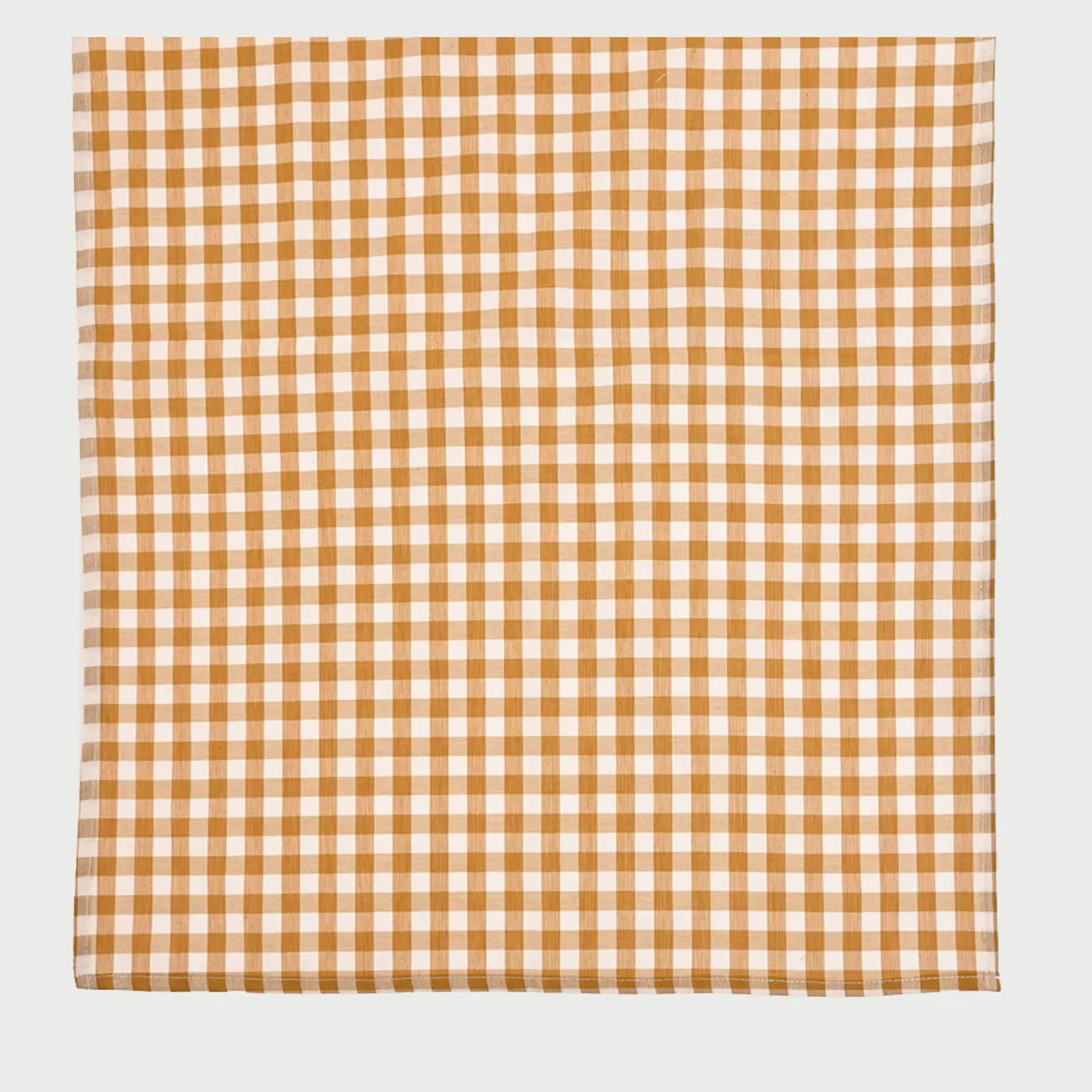 Vista frontal de un segmento del camino de mesa con diseño de cuadros chicos (vichy) en color amarillo mostaza y blanco; con dimensiones de 50 x 220 cm, presenta una trama textil clásica y bordes con acabado de dobladillo sencillo.