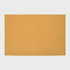 Vista frontal del camino de mesa Eliseo en un tono amarillo suave; mantiene el diseño minimalista de la colección, aportando luminosidad y calidez al montaje de mesa.