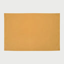 Vista frontal del camino de mesa Eliseo en un tono amarillo suave; mantiene el diseño minimalista de la colección, aportando luminosidad y calidez al montaje de mesa.