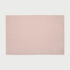 Vista frontal del camino de mesa Eliseo en color rosa pastel; presenta una superficie rectangular de tela lisa con una trama fina y uniforme, ideal para decoraciones delicadas y románticas.