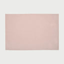 Vista frontal del camino de mesa Eliseo en color rosa pastel; presenta una superficie rectangular de tela lisa con una trama fina y uniforme, ideal para decoraciones delicadas y románticas.