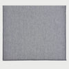Vista frontal del camino de mesa de 220 cm en color azul océano sólido; su diseño minimalista y color vibrante son perfectos para servicios de mesa contemporáneos.
