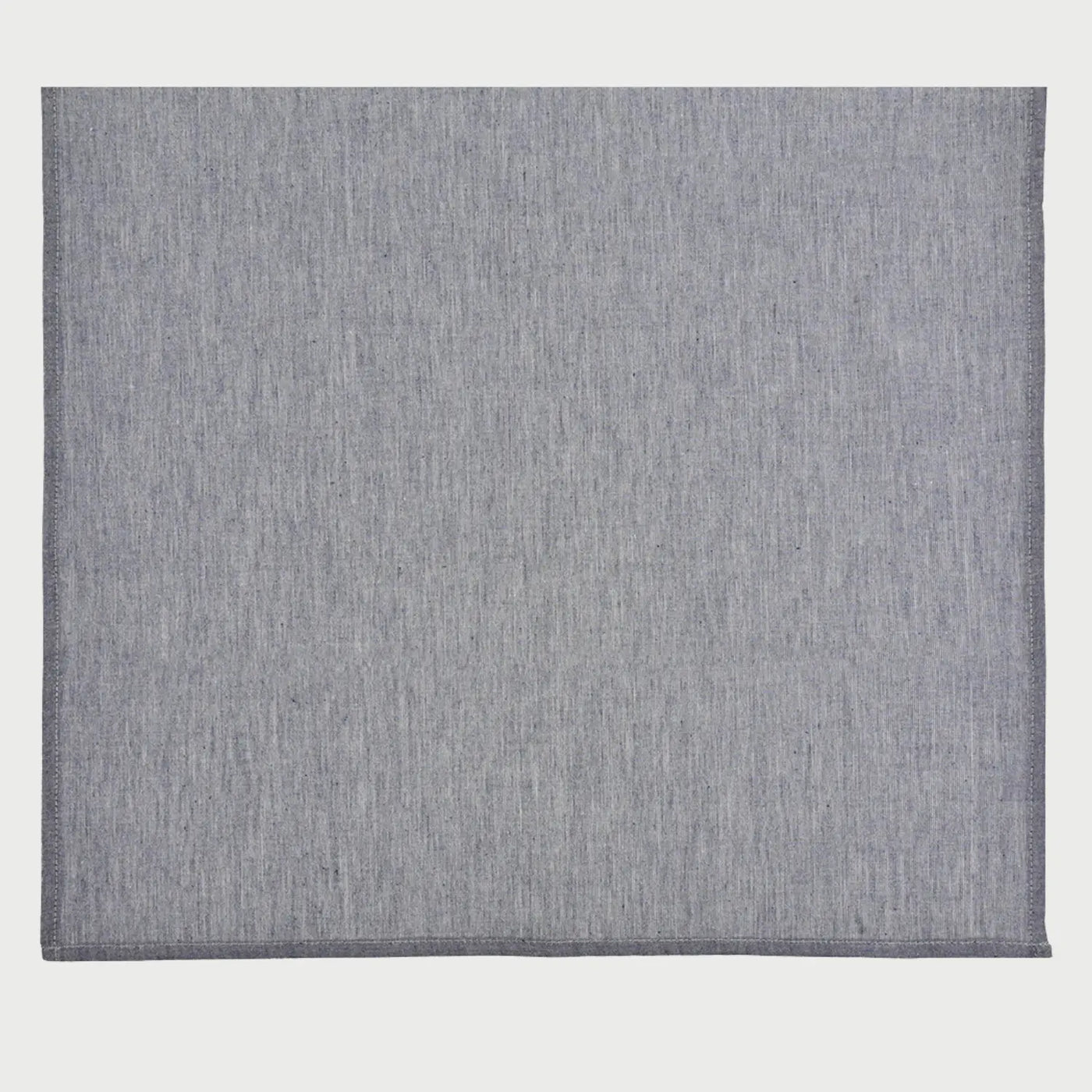 Vista frontal del camino de mesa de 220 cm en color azul océano sólido; su diseño minimalista y color vibrante son perfectos para servicios de mesa contemporáneos.