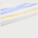 Vista de perfil del camino de mesa Saric multicolor; se aprecia la ligereza del tejido y el acabado de los bordes con costuras sencillas, manteniendo una silueta rectangular limpia y moderna.