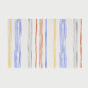Vista frontal extendida del camino de mesa Saric de 50 x 150 cm sobre fondo blanco; presenta un patrón de rayas verticales de grosores variables en colores azul, amarillo, naranja y gris, con un acabado de textura tipo tiza o pincelada.