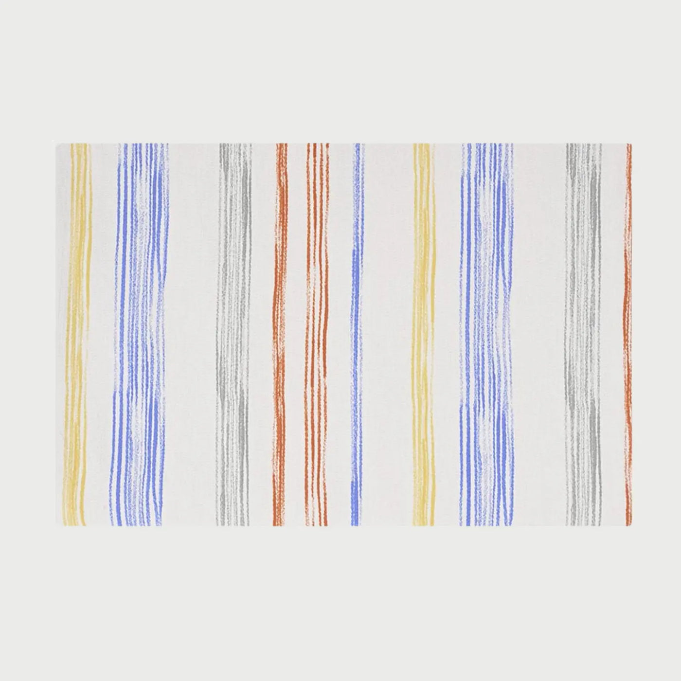 Vista frontal extendida del camino de mesa Saric de 50 x 150 cm sobre fondo blanco; presenta un patrón de rayas verticales de grosores variables en colores azul, amarillo, naranja y gris, con un acabado de textura tipo tiza o pincelada.