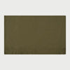Vista frontal extendida del camino de mesa Yule en color verde oliva o bosque; con dimensiones de 160 x 50 cm, presenta una superficie de tela lisa con un elegante marco de costura perimetral que define su diseño rectangular.