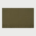 Vista frontal extendida del camino de mesa Yule en color verde oliva o bosque; con dimensiones de 160 x 50 cm, presenta una superficie de tela lisa con un elegante marco de costura perimetral que define su diseño rectangular.