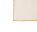 Camino de mesa Cristina en color blanco roto con borde decorativo, ideal para embellecer tu comedor.