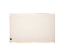 Camino de mesa rectangular en color claro con borde contrastante, ideal para embellecer cualquier ocasión en tu comedor.