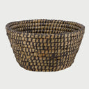 Vista frontal de la canasta grande Damu en color negro; el uso de hilo oscuro sobre la base de fibra natural crea un aspecto sofisticado y minimalista, ideal para organizar espacios modernos.